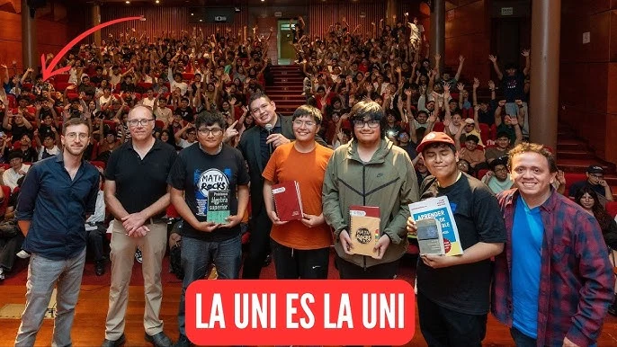 Comunidad UNI reunida en un auditorio