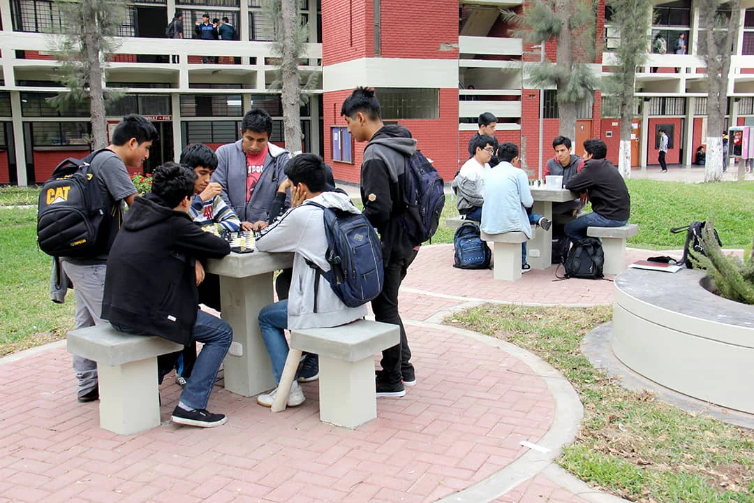 Estudiantes compartiendo en un espacio del campus UNI