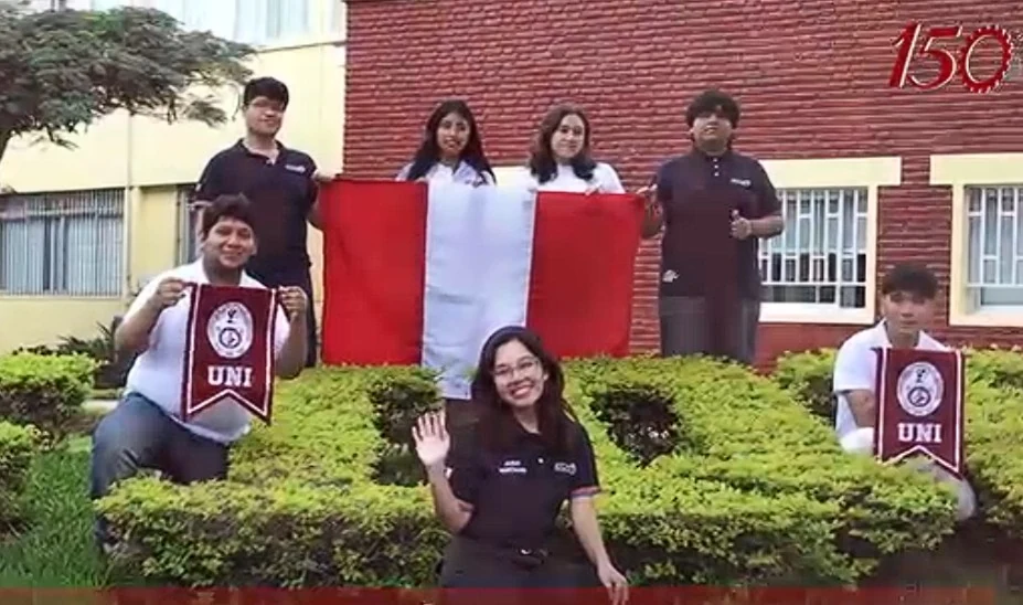 Estudiantes UNI con símbolos del Perú y de la universidad