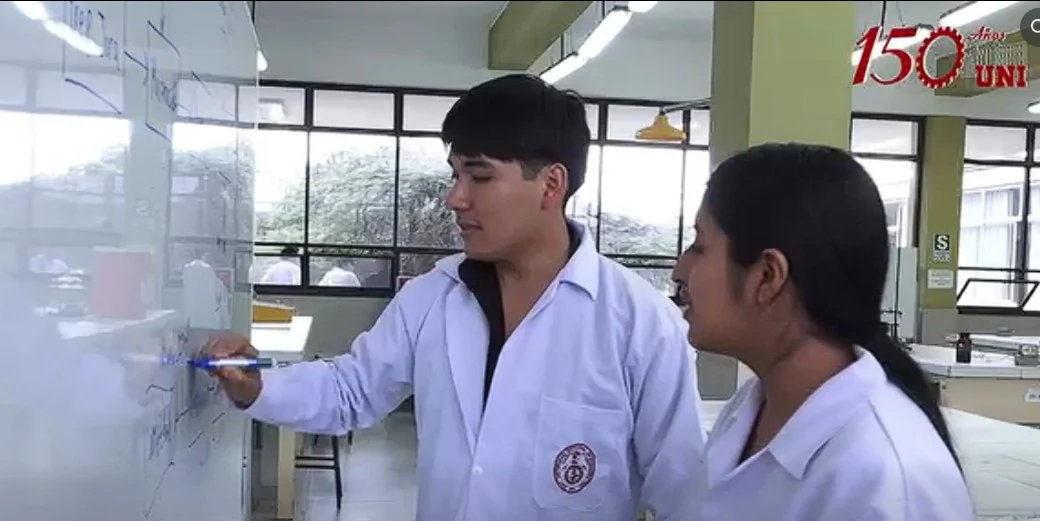 Estudiantes desarrollando actividades en un laboratorio UNI